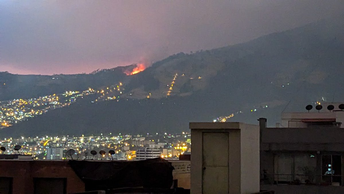 AndrePuen's tweet photo. Y en el Pichincha, en este instante... #incendio #Quito https://t.co/73z8bN3PPi