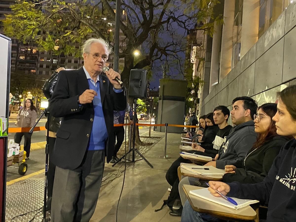 UBAeconomicas's tweet photo. El Dr. Ricardo J. M. Pahlen Acuña, decano de la facultad, presentó una de las clase públicas en el marco de la problemática presupuestaria que afecta a la UBA.

#DefendamosLaUBA #CuidemosLoQueFunciona https://t.co/SWP8TFiSxQ
