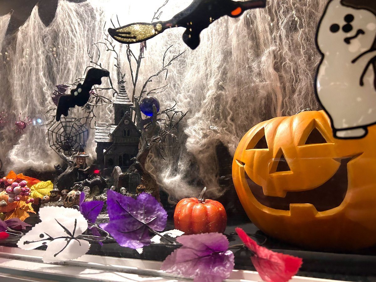 青森県八戸市天気は晴れ☀️
おはようございます！
あっという間に秋らしい気温になってしまいましたね🍂🥶
事務所もハロウィン仕様に🎃👻
今年は食欲の秋かなぁ…🍠
#八戸市 #秋 #ハロウィン