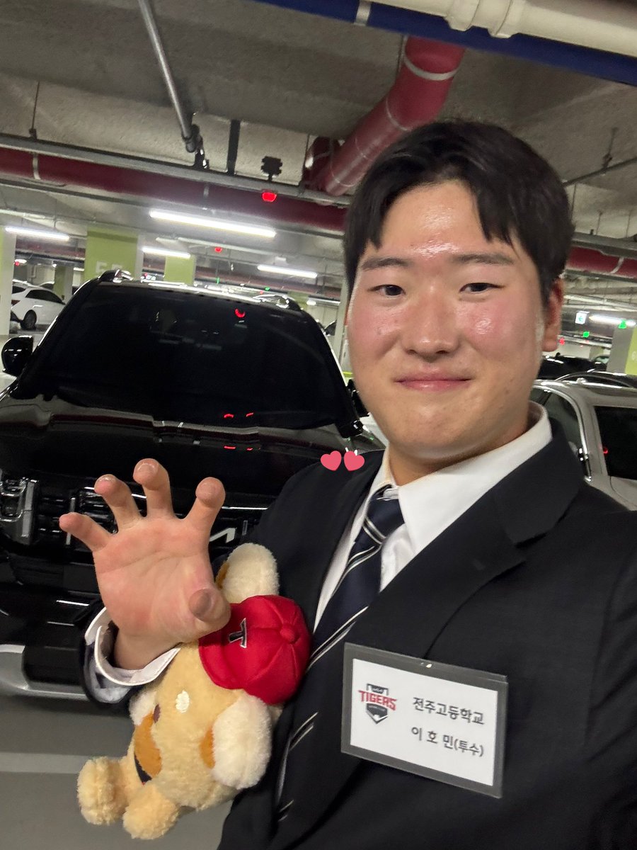 호민학생 혼자 셀카 찍어달라고 하니까 
세상 우울표정 지으시길래 같이 찍고 혼자도 찍어달라고 말해서 받게 됨😌
p.s. 안시켜도 어흥이 포즈가 자동으로 나오셨음ㅜㅠ