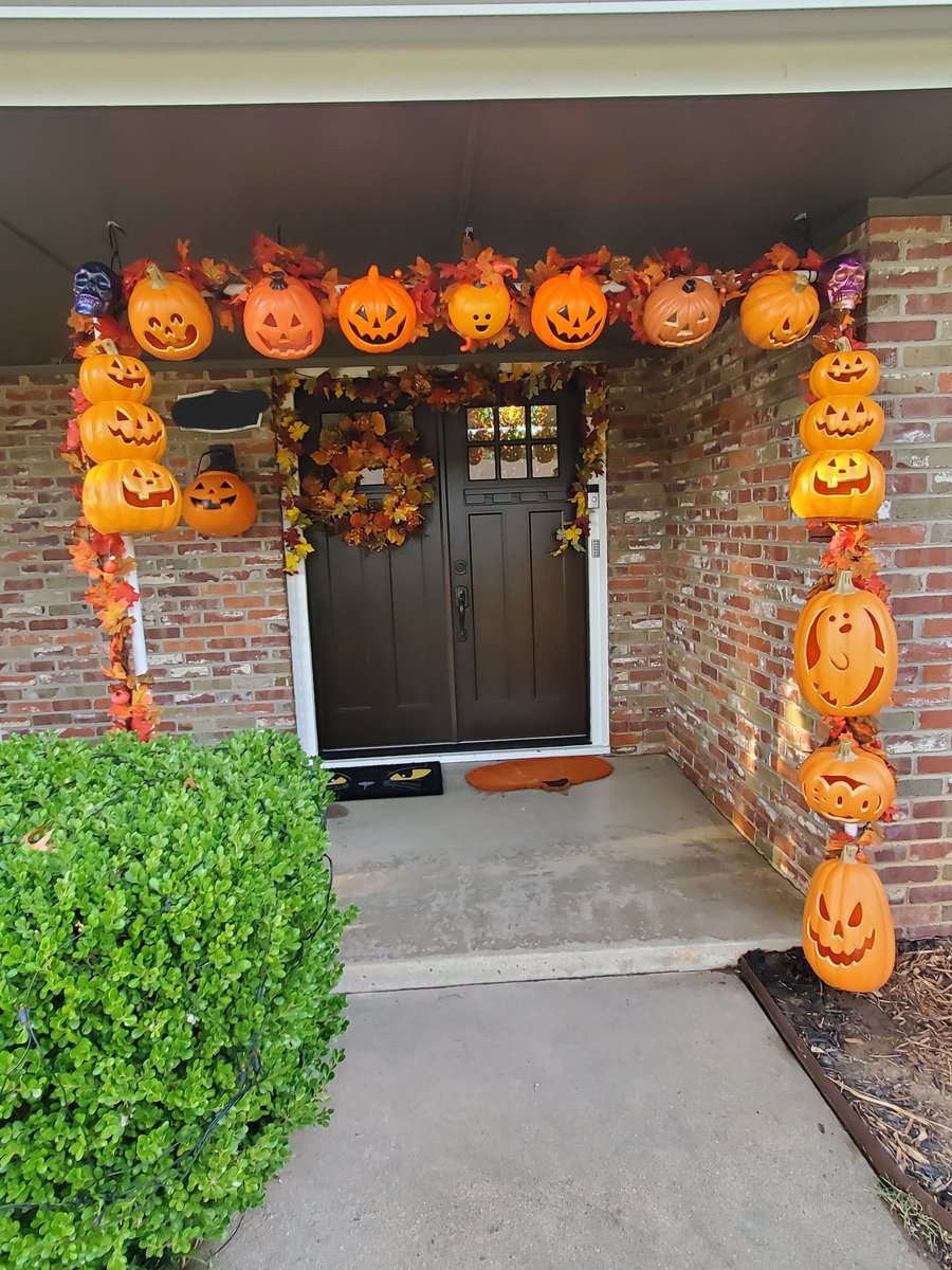 emma_leffler's tweet photo. @PDXDragon &amp; I made a pumpkin arch!! Super excited for Halloween night!!! #pumpkinarch #halloweendecor https://t.co/tkHFU206Vs