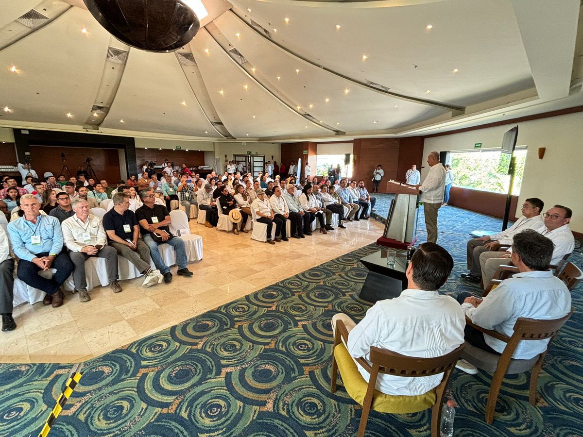Tuve el honor de inaugurar el Foro "Impacto de la Innovación Tecnológica y el Desarrollo Socioeconómico del Sector Forestal en el Sureste", espacio clave para impulsar el progreso y la sostenibilidad en nuestra región. La innovación es el motor del crecimiento.