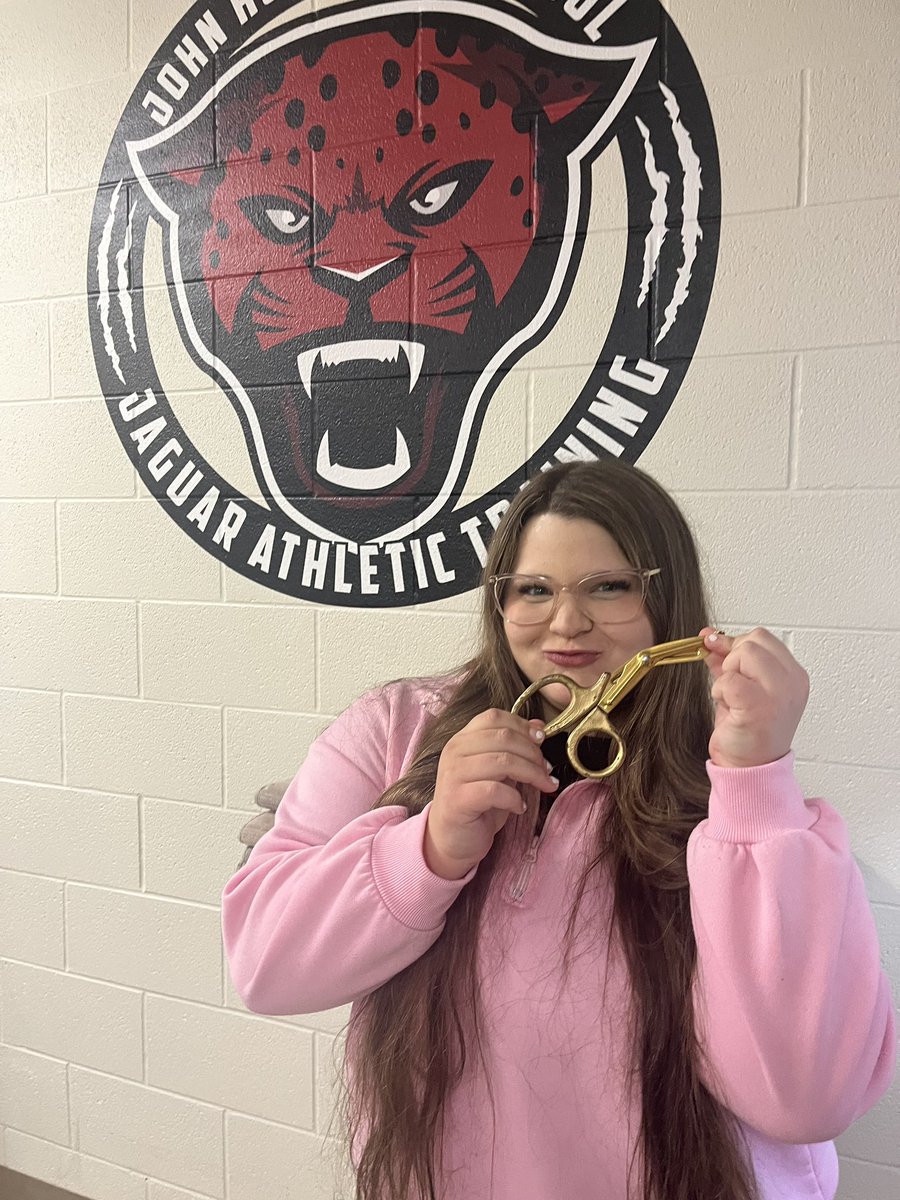 HornJATS's tweet photo. The #GoldenScissors โ๏ธ got snatched up by one of our new #JATS!! Congrats to Laurie on earning them! This girl pushed herself and raised the bar for our newbies! #StandOutShowOut #THEStandard #HornTX https://t.co/mMHUokwbzr