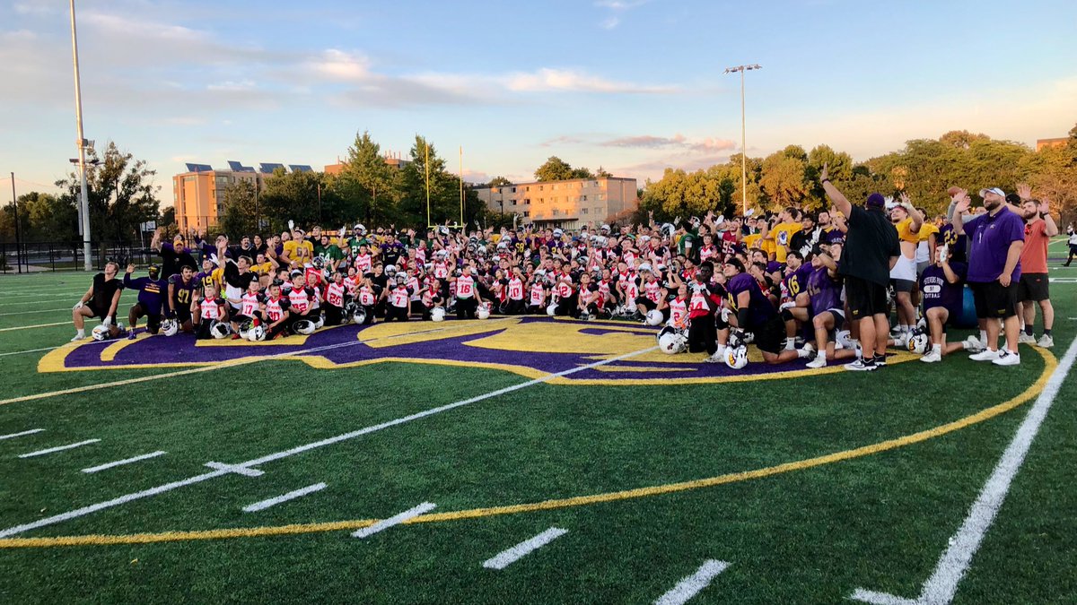 CoachHockett's tweet image. Practice with the #Pointers 💜🏈💛

The same guys that took the field to a sell out crowd Saturday &amp;amp; raised HUGE funds for an even BIGGER cause 🩷 were back at it again tonight making the same impact with our youth

So much thanks 🙏 to @UWSPFootball for going above and beyond‼️