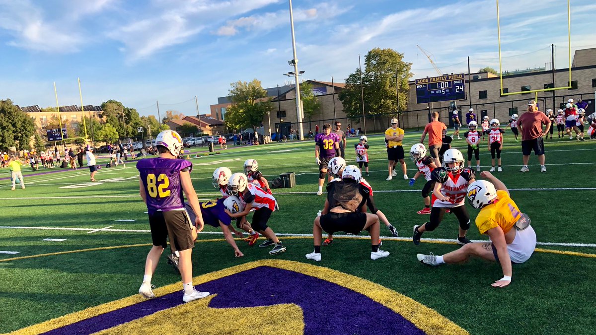 CoachHockett's tweet image. Practice with the #Pointers 💜🏈💛

The same guys that took the field to a sell out crowd Saturday &amp;amp; raised HUGE funds for an even BIGGER cause 🩷 were back at it again tonight making the same impact with our youth

So much thanks 🙏 to @UWSPFootball for going above and beyond‼️