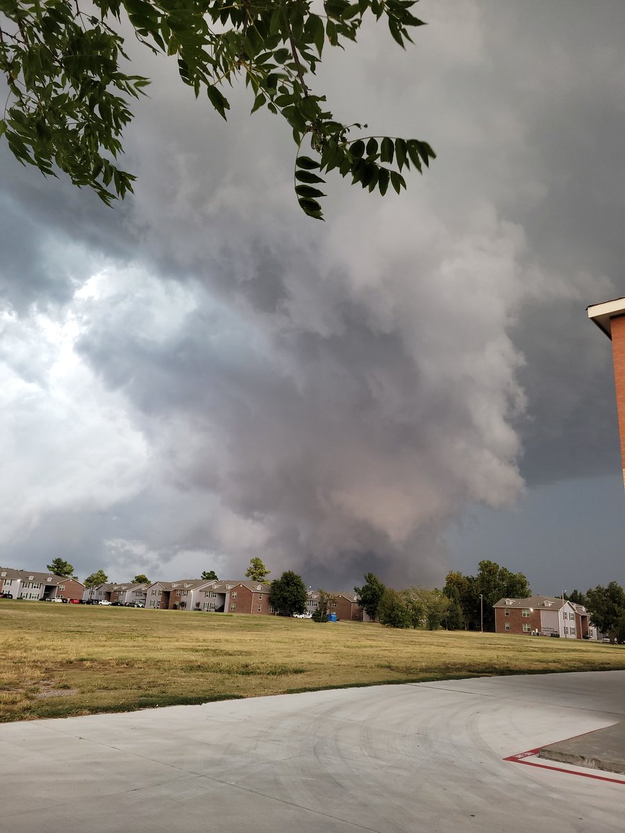 VickersThomas's tweet photo. @NWSNorman Amazing looking storm https://t.co/ArQIZwgPS2