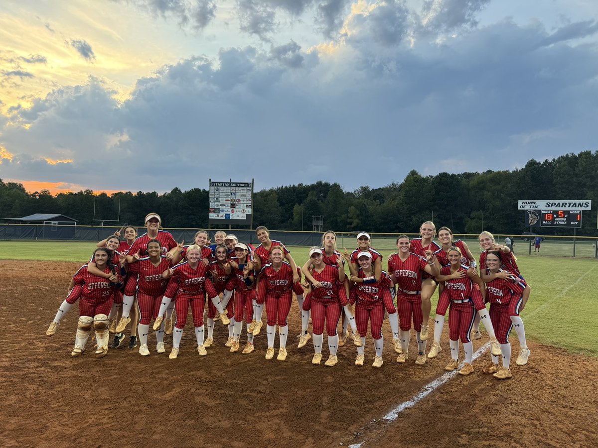 JTOWNdragonsSB's tweet photo. DRAGONS WIN!!! Varsity takes down West Hall 13-1 on the road tonight! That’s another region series sweep! The bats stayed hot tonight and @Victoria_phagan pitched great! We have a HUGE game with Monroe Area tomorrow! Let’s gooo!! 🐉🥎
#ForTheJ https://t.co/PNc5LgPBmU