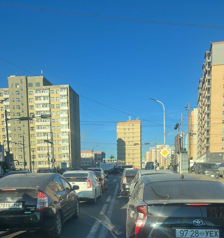 МИС-н уулзварыг 5 ногоон гэрэл дамжуулж барьж бн. Ажилтай, гадаадын чухал уулзалттай манай ажилтнууд хууль бусаар зам дээр саатуулагдаад бн. Зам засахаар хаахыг бид тэвчинэ. Харин дарга нарыг татахаар ингэж зам хаахыг бол тэвчихгүй. Ингээд бвал дарга нараа солих сонголт хийнэ