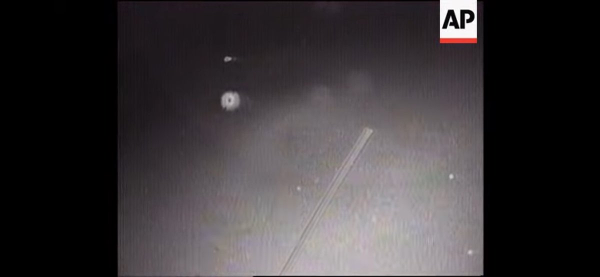 AuthorRonny's tweet image. 2023 #Alaska vs 1996 @NASA #TetherIncident …notice anything?

Unless @dunkindonuts has a space station someone has some explaining to do @rosscoulthart @jamescfox 🍩