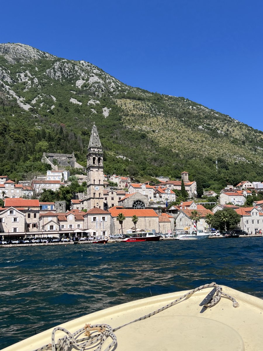 TahaArcolu1's tweet photo. When I stepped into Perast, it felt as if time had stopped. Walking through the narrow, cobblestone streets, I was captivated by the beauty of the Baroque-style buildings. #montenegro #karadağ #bosnahersek #Duenya5tenbueyuektuer #ghostofyotei #BillGates #WorldlsBiggerThan5 #Italy https://t.co/zK7uGKAGbU