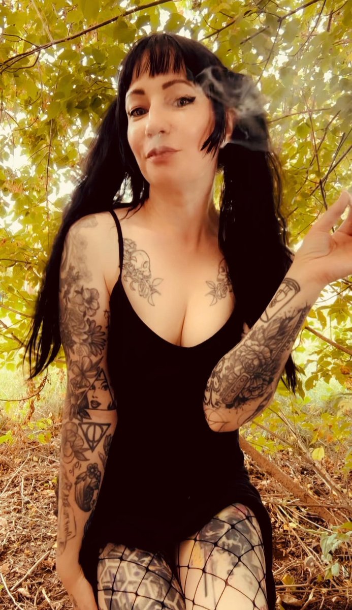maple_massacre's tweet photo. Who wants to get high with me?  Then we can do some more fun stuff 😈

#smokingfetish #sexystoners #stoners #420girls https://t.co/WiHpv5Qipe