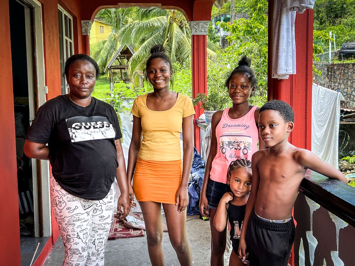 OIM_LAC's tweet image. &quot;Nunca había vivido algo así. Estamos traumatizados y seguimos teniendo recuerdos&quot;.
Para las familias desplazadas por el #HuracánBeryl, el impacto en sus vidas y medios de subsistencia continúa. Pero el espíritu comunitario y las alianzas traen esperanza.

bit.ly/3TH4i0K