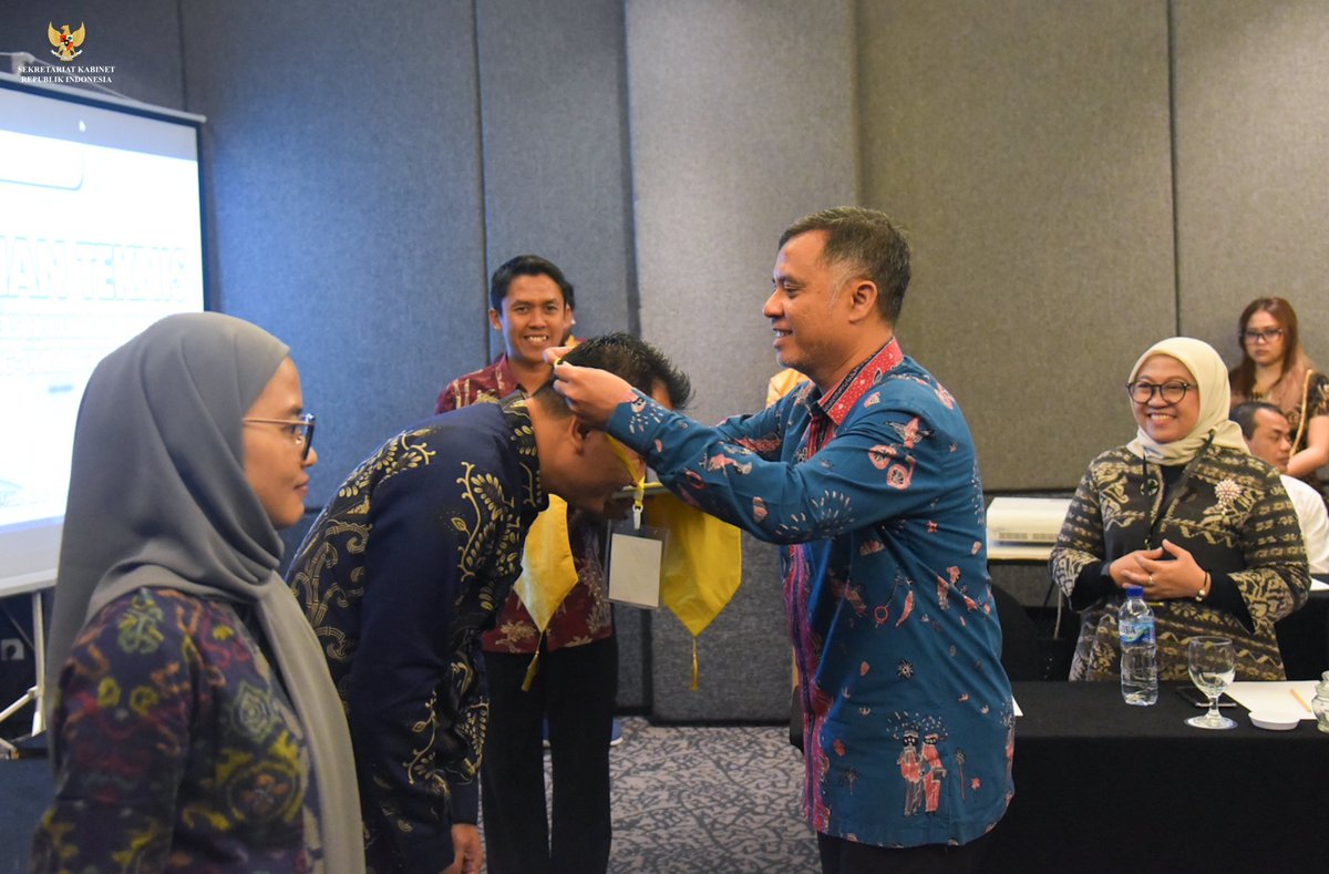 setkabgoid's tweet photo. Deputi Administrasi Sekretariat Kabinet Thanon Arya Dewangga membuka Pelatihan Teknis Penerjemahan Teks Hukum dan Peraturan Perundang-undangan di Surakarta, Jawa Tengah, Senin (23/09/2024).
#InfoSetkab
Foto: Humas Setkab (TGH) https://t.co/wP9eR8pAMG