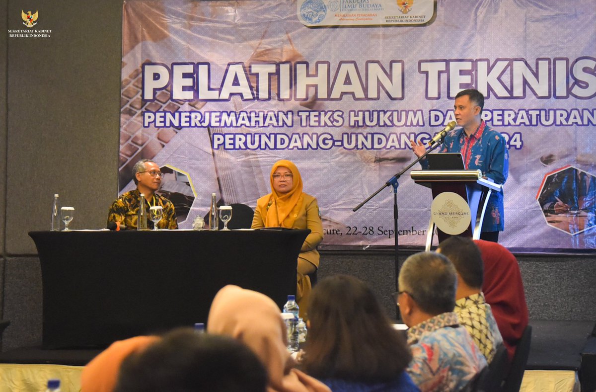 setkabgoid's tweet photo. Deputi Administrasi Sekretariat Kabinet Thanon Arya Dewangga membuka Pelatihan Teknis Penerjemahan Teks Hukum dan Peraturan Perundang-undangan di Surakarta, Jawa Tengah, Senin (23/09/2024).
#InfoSetkab
Foto: Humas Setkab (TGH) https://t.co/wP9eR8pAMG
