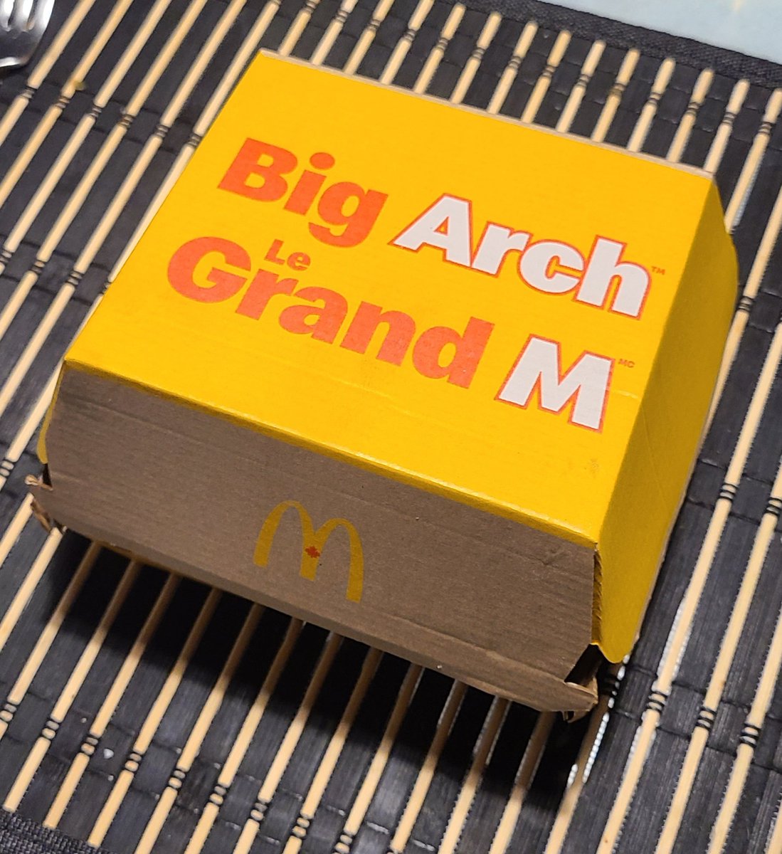 Jeff_Vachon's tweet photo. Y'a pas de quoi écrire à sa mère...
Y'e bon oui, mais pour un burger à 11,59$ je pensais pas avoir encore faim après... avoir su j'aurais pris 2 mcdouble en plus!
P.s. j'ai pas des grandes mains☝🏻
#GrandM moé l'sac https://t.co/q54bYmSbef