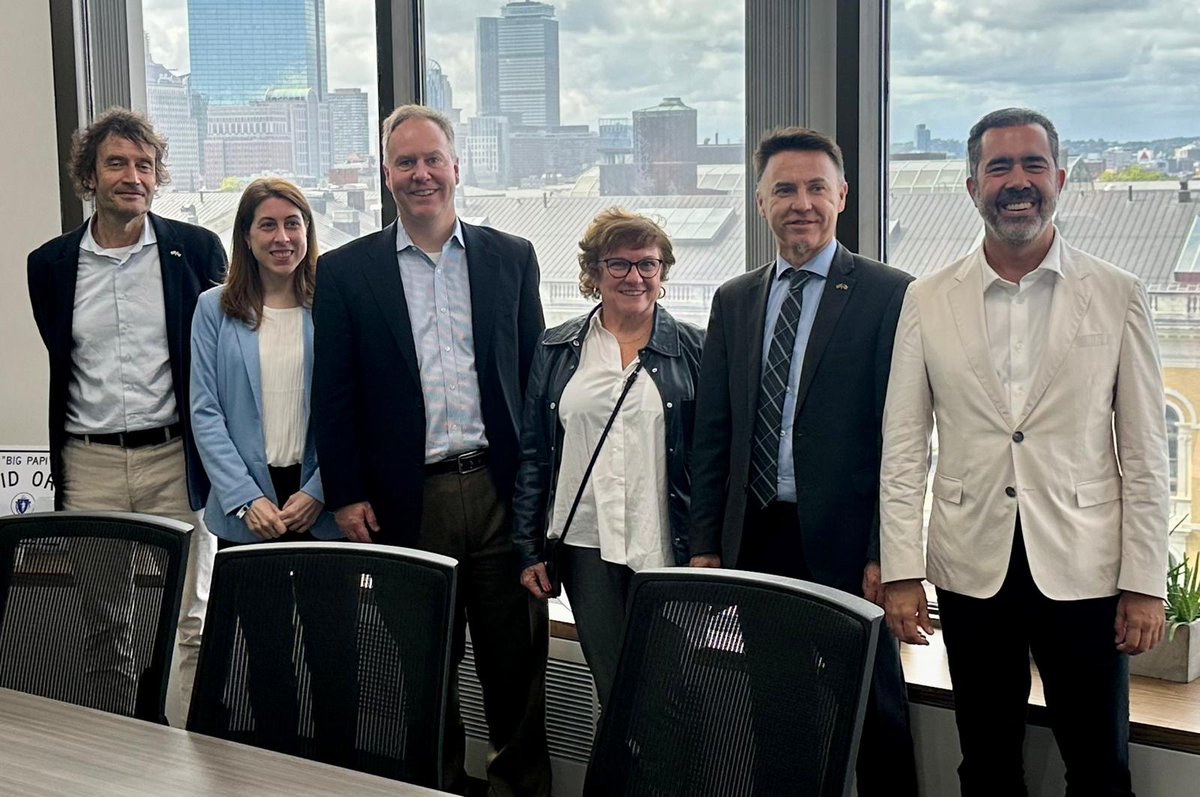 While in Boston, <a href="/catalangov/">Catalan Government</a>'s Representative <a href="/isidresala/">Isidre Sala</a> and DG of Foreign Action <a href="/AnnaDotor/">Anna Dotor</a> met with <a href="/MassEOTSS/">MassEOTSS</a> Secretary Jason Snyder.

🤝 They discussed MA at the Disruptive and Emerging Technology Alliance and potential #AI collaboration in public policy, health and biotech