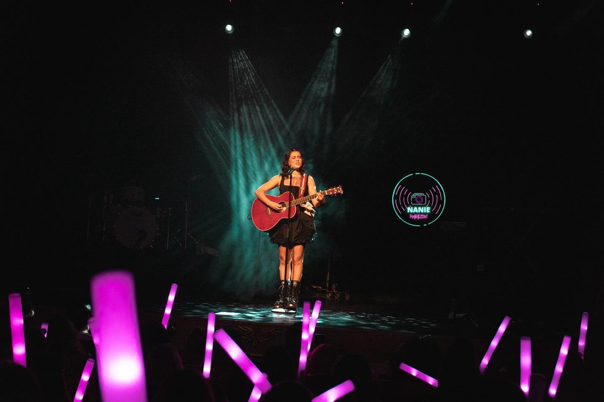 chiaranewss's tweet photo. 📷 | Chiara sobre el escenario del @teatredesborn durante sus dos primeros conciertos de "la libreta rosa tour"

#LLRTMenorca21 #LLRTMenorca22

📸: @anagarciamell para @naniemagazine https://t.co/Frwfgwijoa