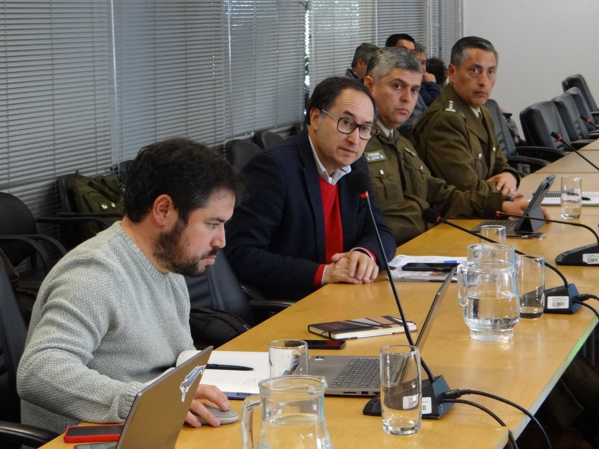 CarabBioBio's tweet photo. El General César Bobadilla, participó en la Comisión de Seguridad del @CoreBioBio, donde expuso las cifras logradas en la zona el primer semestre de este año en materia de seguridad, con el fin de visualizar el trabajo conjunto que pueden generar por el bienestar de la Región. https://t.co/n6zX9f8bZm