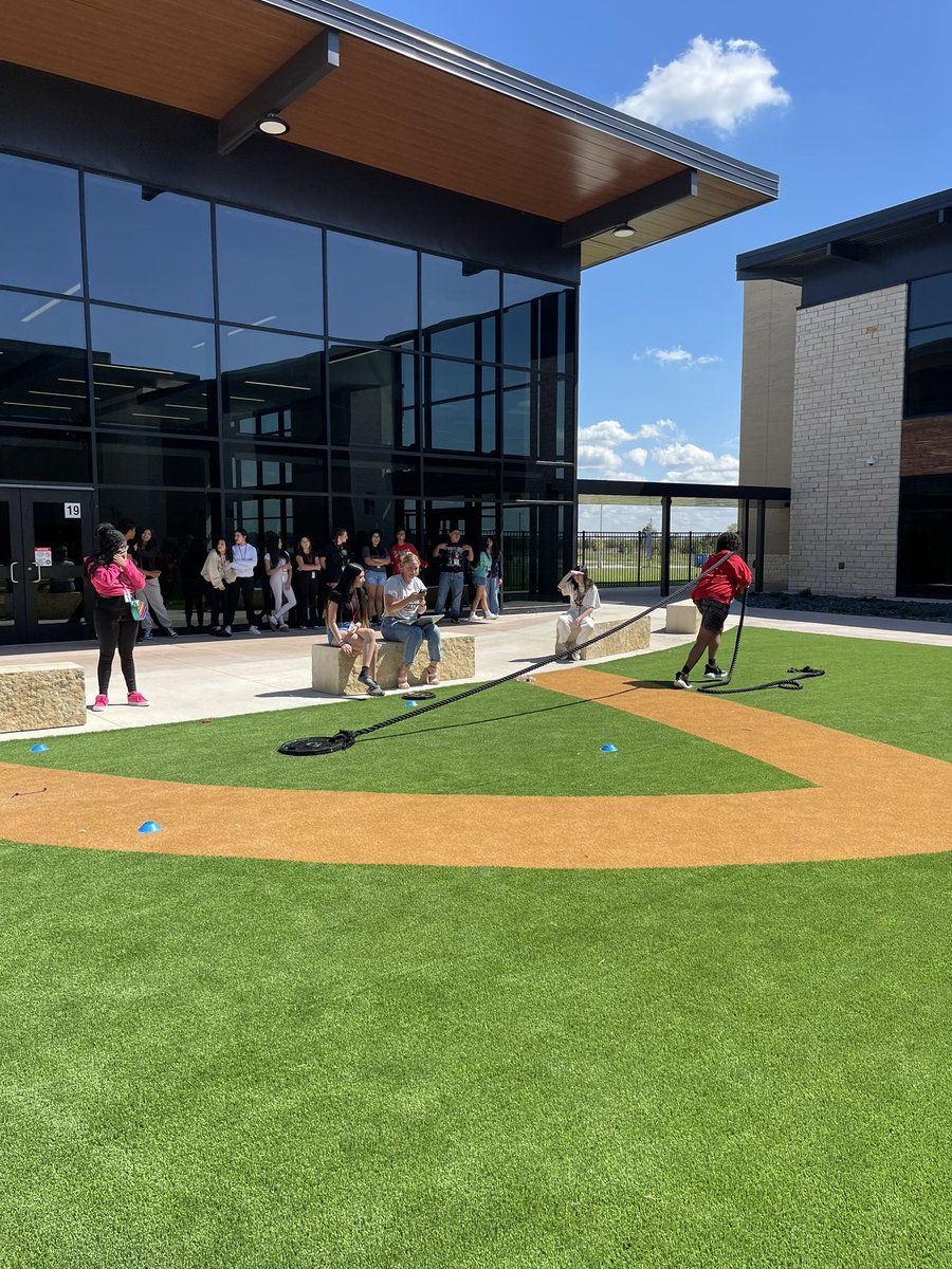 RHHSHawks_9's tweet image. H9 students exploring force and acceleration in the courtyard in IPC and migration patterns in AP Human Geography!
