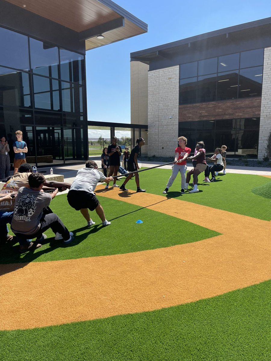 RHHSHawks_9's tweet image. H9 students exploring force and acceleration in the courtyard in IPC and migration patterns in AP Human Geography!