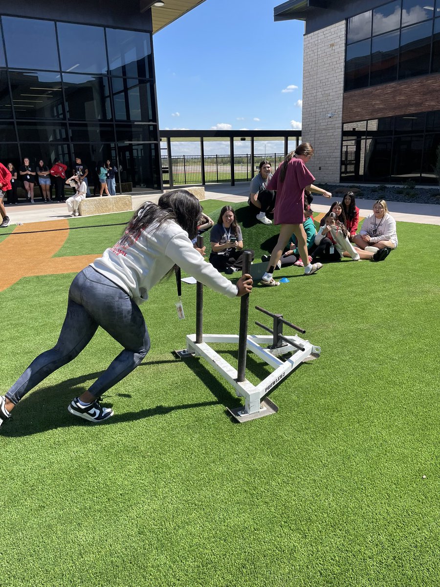 RHHSHawks_9's tweet image. H9 students exploring force and acceleration in the courtyard in IPC and migration patterns in AP Human Geography!