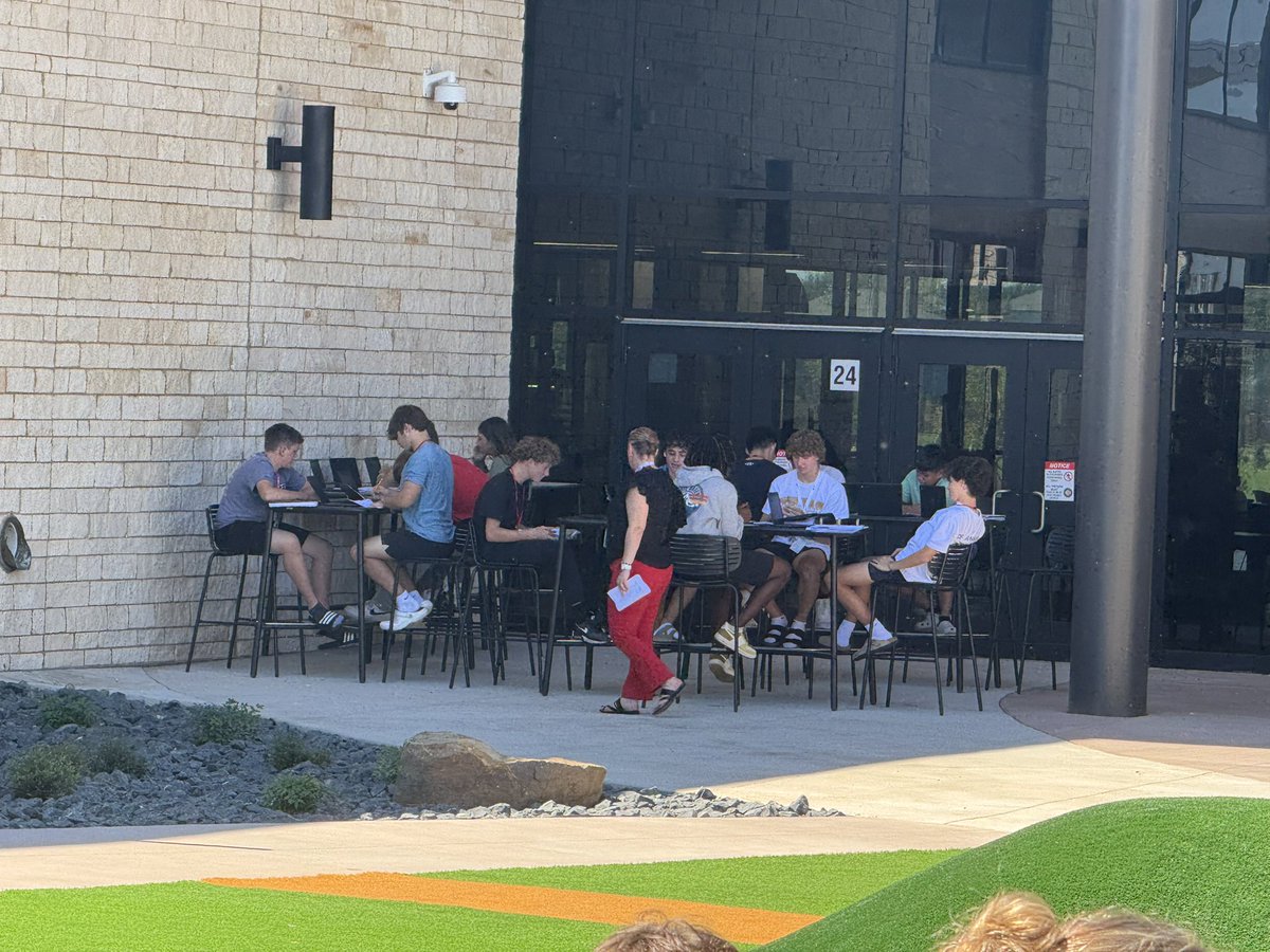RHHSHawks_9's tweet image. H9 students exploring force and acceleration in the courtyard in IPC and migration patterns in AP Human Geography!