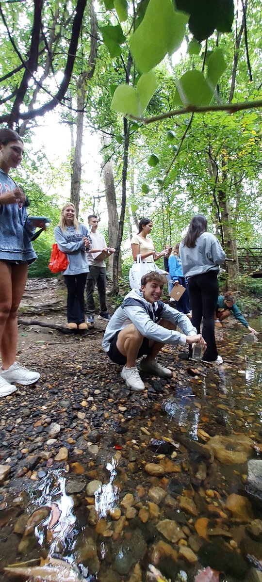 TGAMolina's tweet photo. Perfect day for some field sampling Rain subsided just enough for our #PrimaryProduction #lab in #APEnvironmentalScience #APES #EnjoyNature. 😊 #GetOutside #APSisawesome @APS_STEM @APSVirginia @APSscience @YorktownHS @Principal_YHS #DissolvedOxygen https://t.co/WCXjCzbRjP