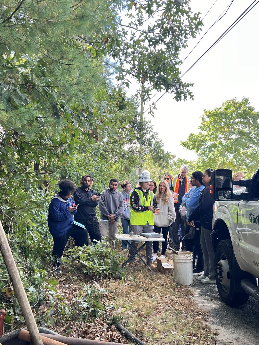H2O_Soni's tweet image. Another #fieldfun day with #tomboving &amp;amp; my class to watch #groundwater well being drilled. Wells are monitored as a part of #PotterHillDam project. Will the well water be impacted from dam removal? #PradhanangLab @universityofri @URI_GEO @uricels @noaa #spookywaters