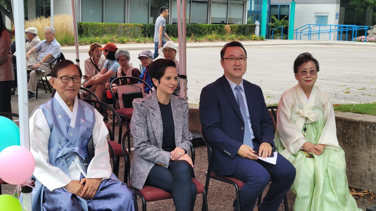 Acting Consul General Kwon, Tae Han attended the "4th Korean Fall Festival" hosted by the Korean Canadian Cultural Association in Toronto (Chairman Kim, Jung Hee) on Sep. 21 (Sat), celebrating the event, and met with key figures and participating compatriots to share opinions.