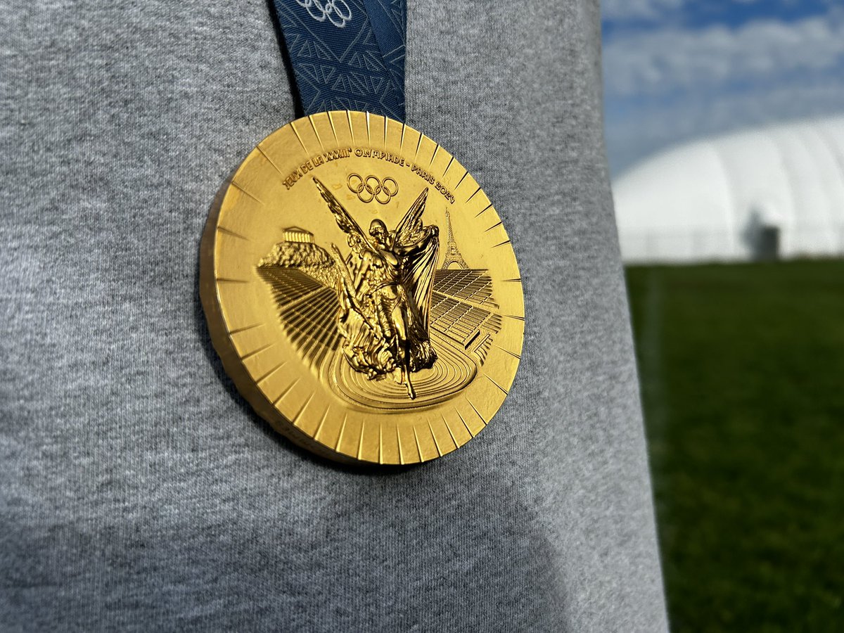 There were many special moments when <a href="/_Jeromeblake/">Jerome Blake OLY</a> returned to RSS today and talked about discipline and sacrifice to achieve your dreams. One of his sacrifices was grad photos so he could attend a HS track meet - fixed it today! #Togetherness