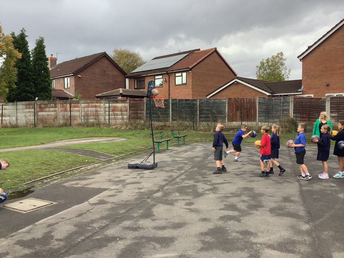 MissHughesSTM's tweet image. Super effort developing our skills today in our first Basketball lesson😄 #STMPE
