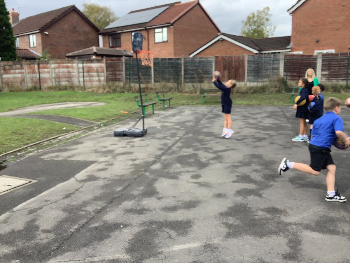 MissHughesSTM's tweet image. Super effort developing our skills today in our first Basketball lesson😄 #STMPE