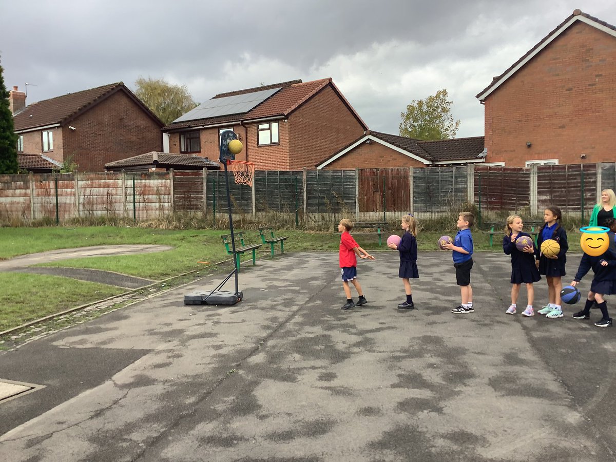 MissHughesSTM's tweet image. Super effort developing our skills today in our first Basketball lesson😄 #STMPE