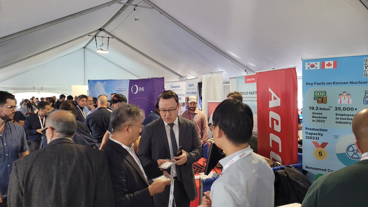 Acting Consul General Kwon, Ta Han visited the promotional booth for Korean nuclear power plant equipment at the "Suppliers Day - Trade Show" event hosted by OCNI/OPG in Darlington area on Sep 23 (Mon).