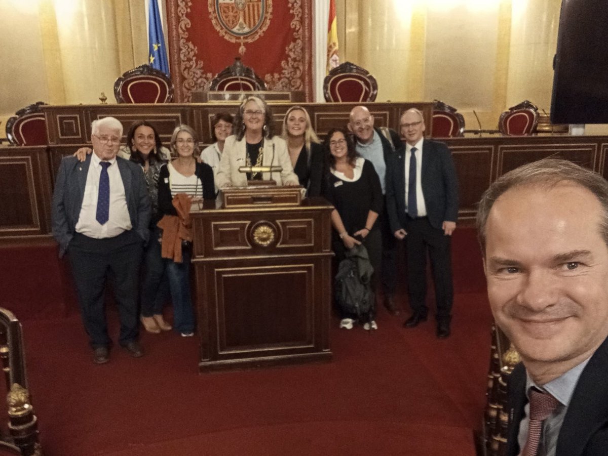 ElenaVilaGomez's tweet photo. 🏛️Una de les coses més boniques de ser Senadora és compartir i explicar la nostra tasca al Senat.
Avui hem rebut la visita de les companyes i companys de #Centelles i hem compartit una reunió molt interessant amb la @wwwlarosacat , activista catalana i referent internacional en la defensa dels drets humans i de les víctimes de tracta de persones.