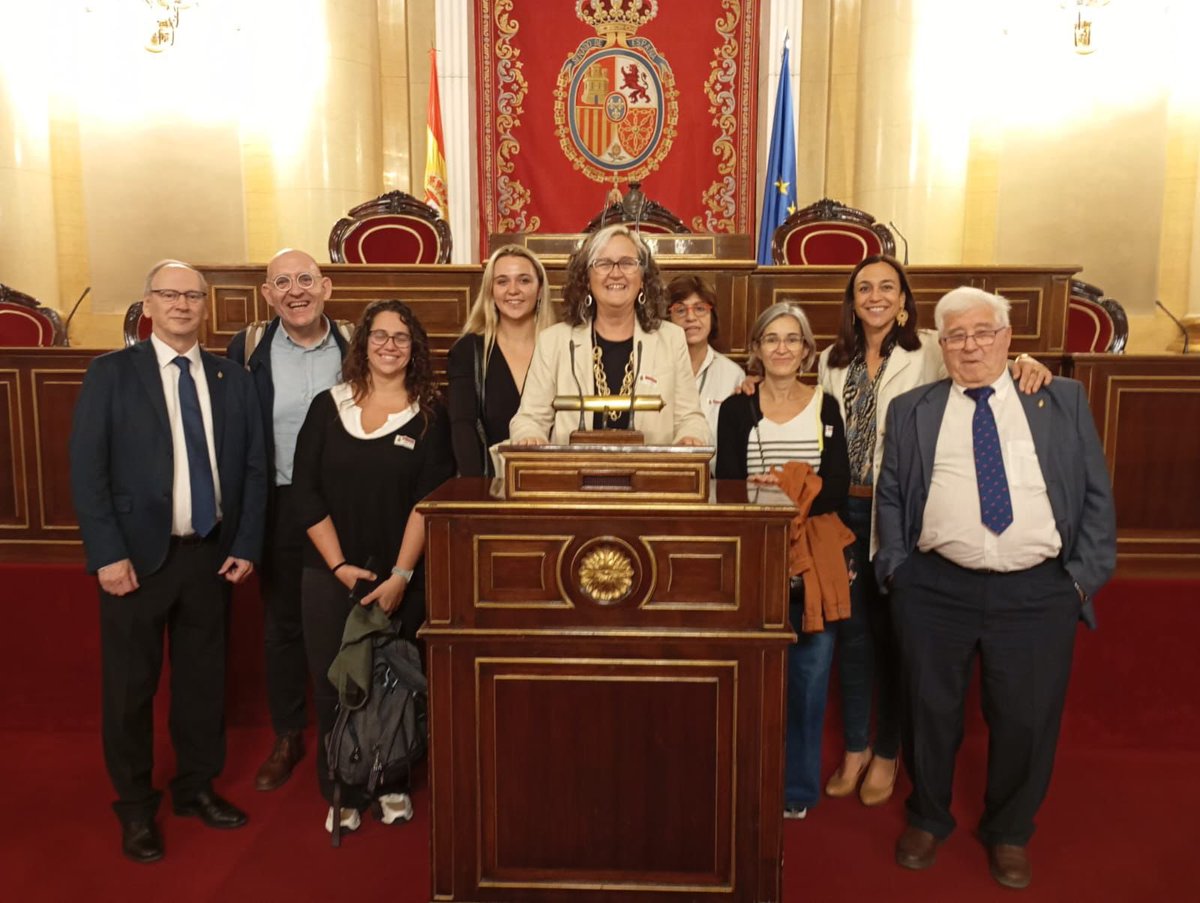 ElenaVilaGomez's tweet photo. 🏛️Una de les coses més boniques de ser Senadora és compartir i explicar la nostra tasca al Senat.
Avui hem rebut la visita de les companyes i companys de #Centelles i hem compartit una reunió molt interessant amb la @wwwlarosacat , activista catalana i referent internacional en la defensa dels drets humans i de les víctimes de tracta de persones.