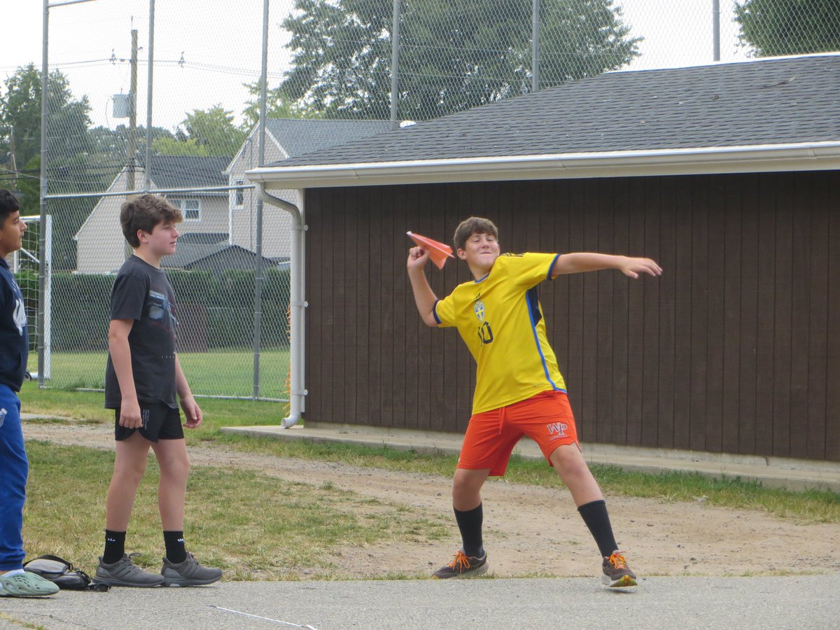 The Selzer School Year is off to a great start! Today students in Mrs. Stokes’ class demonstrated how to set up an effective experiment by testing how different factors might affect the flight of paper airplanes ✈️