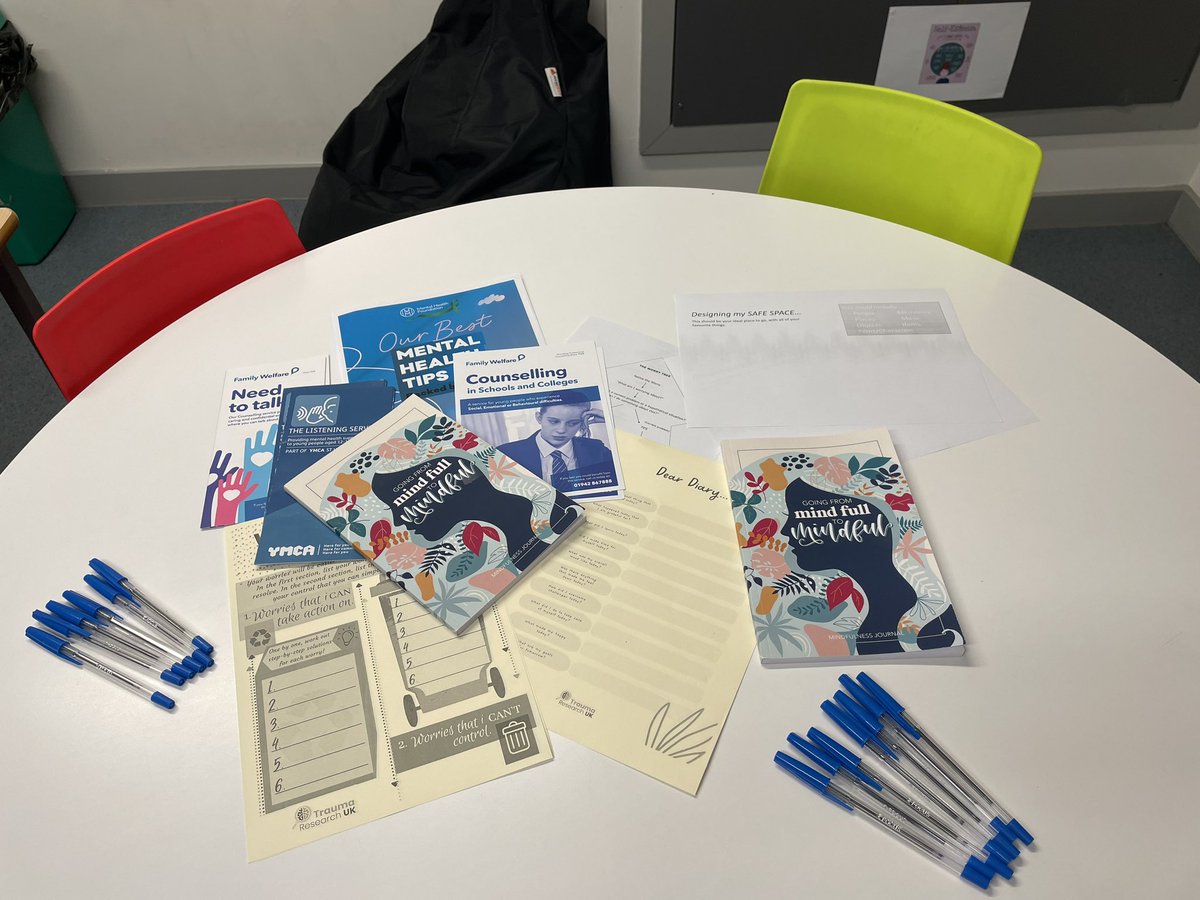 HopeSVWellbeing's tweet photo. A wonderful Open Evening. Lovely to meet you all and chat all things mental health.. 🥰
Thank you so much to our amazing new school nurse Vicky for coming along too!! ❤️
Super positive all round ⭐️ https://t.co/F7gzm0Lp9j