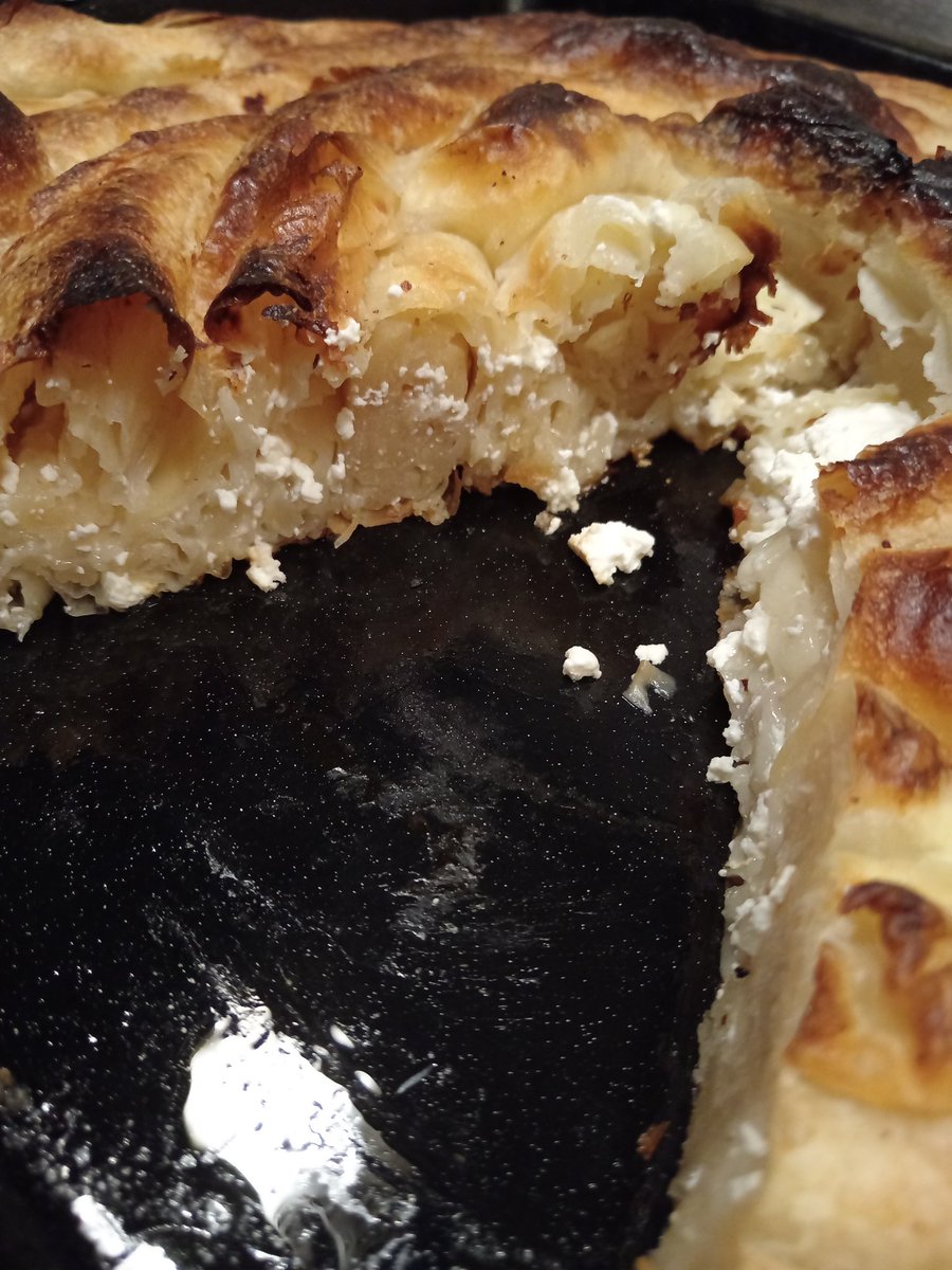 MiaColucci90BGD's tweet photo. Moj muž dugogodišnji pekar sa iskustvom i ja smo počeli da pravimo slane i slatke pite kao i domaći hleb bez aditiva. Ko je zainteresovan može slobodno da naruči. Volela bih takođe ako možete i da podelite dalje da nas malo pogurate! 🥰❤️🏵️ https://t.co/ixtOrOBcbq