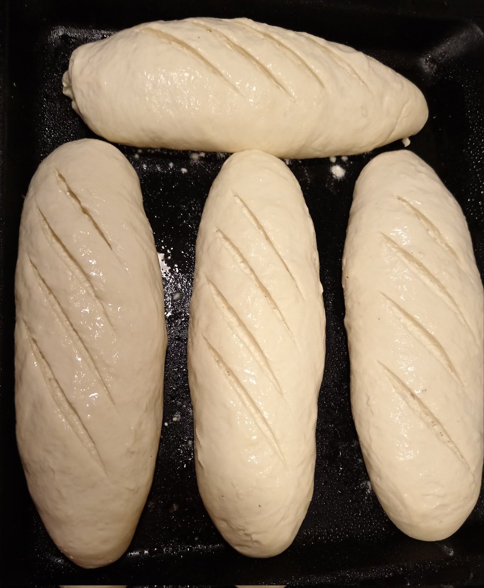 MiaColucci90BGD's tweet photo. Moj muž dugogodišnji pekar sa iskustvom i ja smo počeli da pravimo slane i slatke pite kao i domaći hleb bez aditiva. Ko je zainteresovan može slobodno da naruči. Volela bih takođe ako možete i da podelite dalje da nas malo pogurate! 🥰❤️🏵️ https://t.co/ixtOrOBcbq
