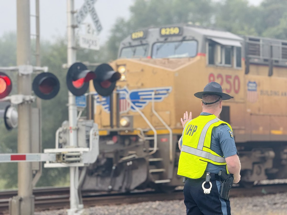 KHPTrooperTiff's tweet photo. Troopers are partnering with @olinational & @Amtrak for #OperationClearTrack.
Troopers handed out safety pamphlets to drivers & pedestrians to raise awareness & reduce injuries & fatalities that occur on & around railroad tracks.
Remember, #SeeTracksThinkTrain! It's #st3week! https://t.co/N6RQQdmwRl