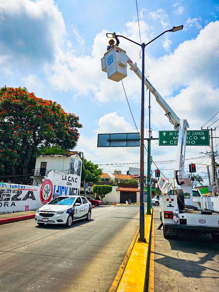 Como parte de nuestro Programa de Alumbrado Público 2️⃣0️⃣2️⃣4️⃣‚ el <a href="/CuernavacaGob/">Municipio Cuernavaca</a>‚ a través de las cuadrillas de Servicios Urbanos👷🏻‍♂️, realizó trabajos de mantenimiento de luminarias tipo LED 💡 en 📍Av. Puente #Cuernavaca.