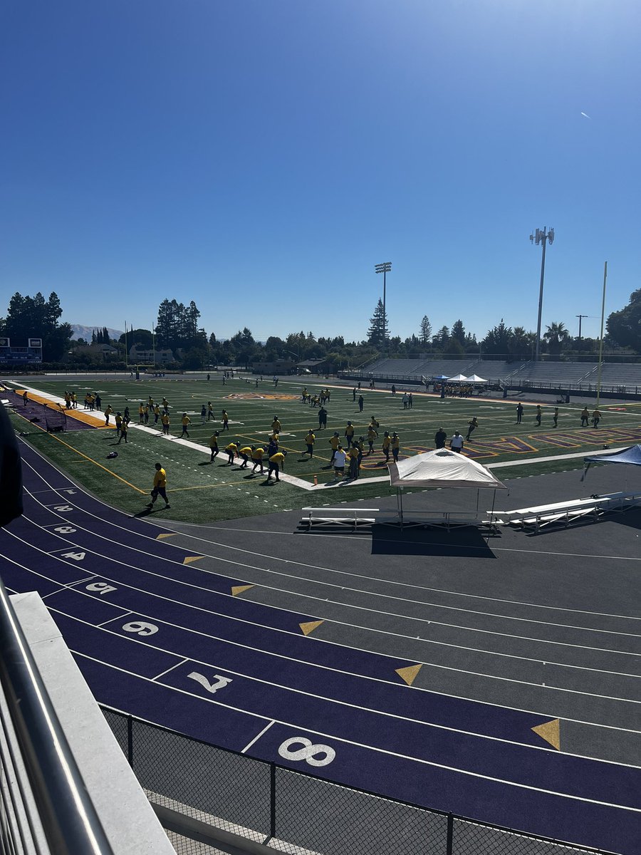 dylan_rogers75's tweet photo. I’m so thankful to have been invited out by @CoachMBird to tour and watch the game. @SJCC_Football @Fremont_FB https://t.co/1dYTnP0M8d