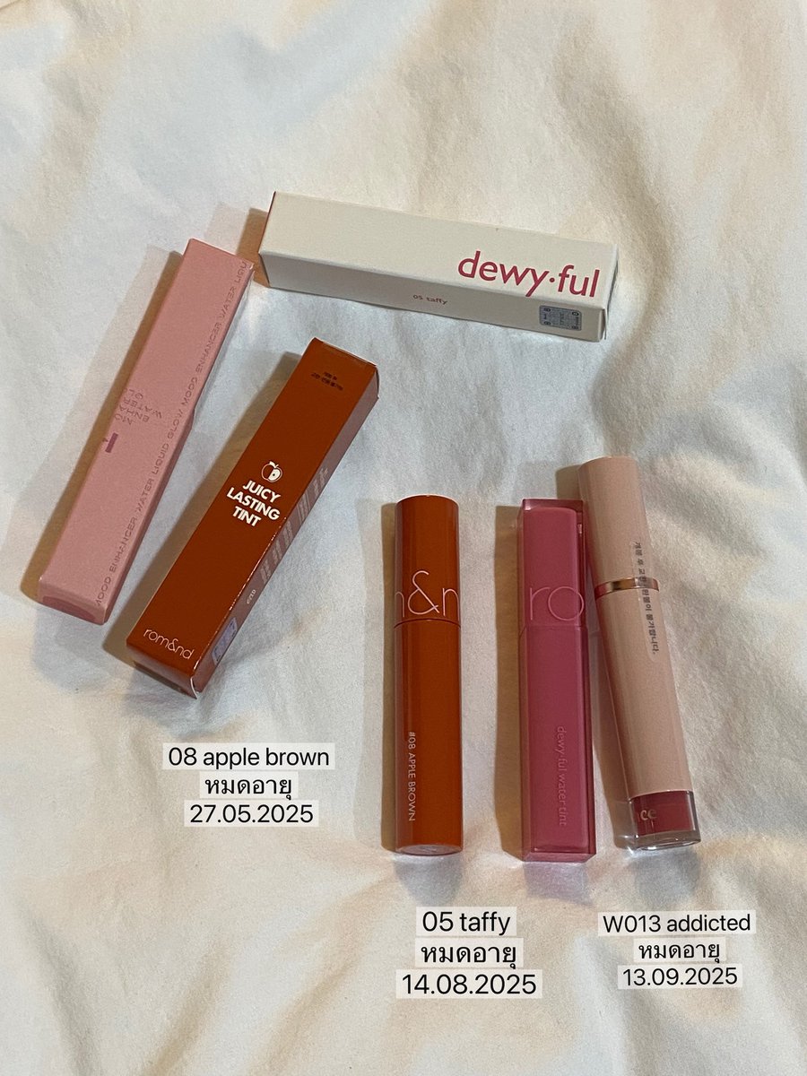 bunnykiins's tweet photo. ส่งต่อ (ลองแค่สีทุกชิ้นค่า) 🎀

￼dasique Starlit Jewel Glitter
01 frozen gold 300
04 rose quartz 300 

Rom&amp;nd Dewy ful Water Tint 
05 taffy 150

￼Rom&amp;Nd Juicy Lasting Tint
08 apple brown 120

￼hince Mood Enhancer Water Liquid Glow
W013 addicted 300 https://t.co/N2401WhLDq