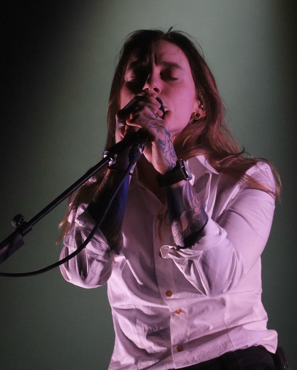 boygeniussource's tweet photo. Thread of pictures of Julien performing last night at Thalia Hall in Chicago, IL! 
📸: @AvKv85 https://t.co/dyexUtUniJ
