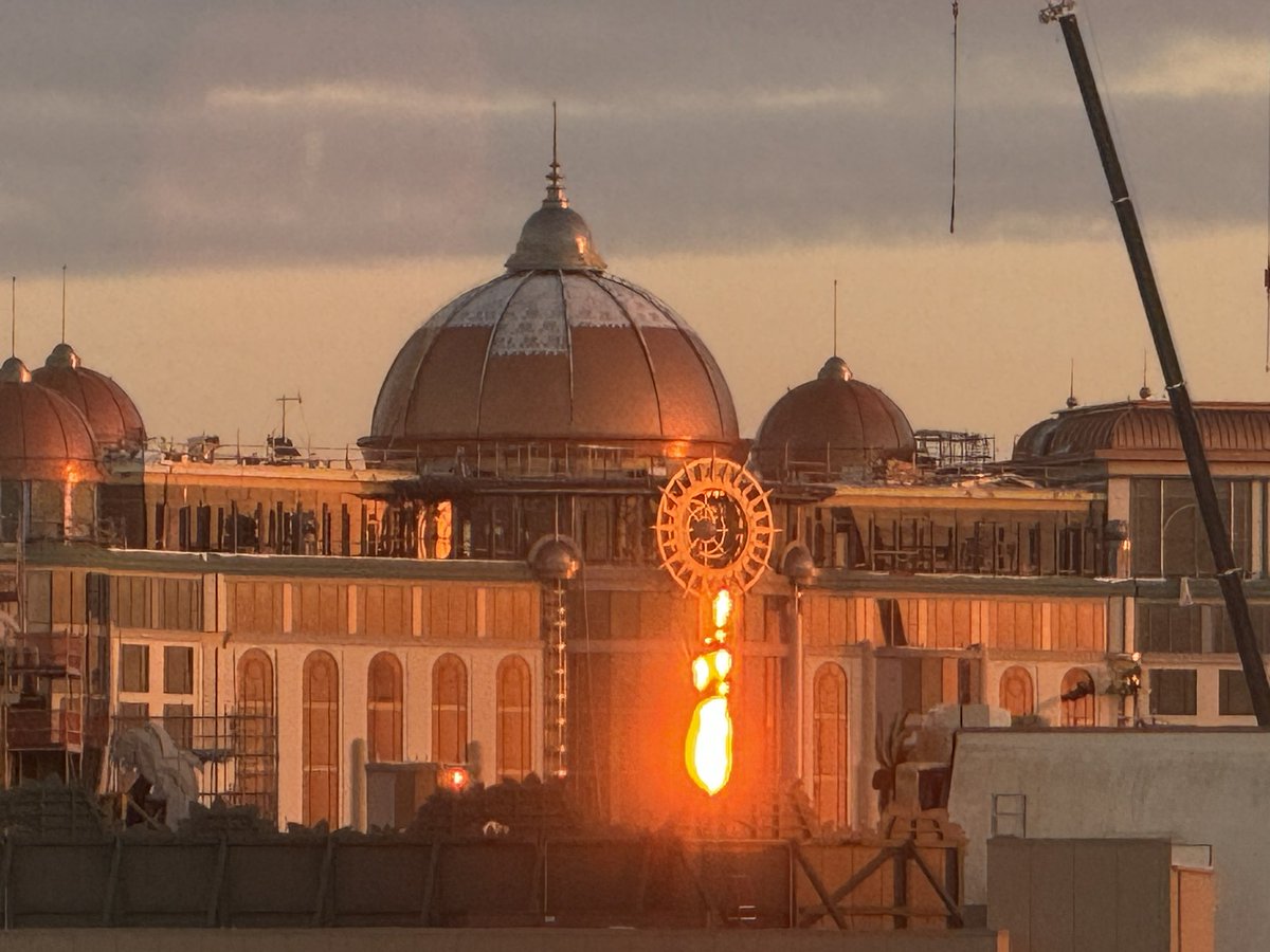 AnniesUniUpdate's tweet photo. The Helios Grand looks beautiful at sunrise https://t.co/ewbO9csbaV