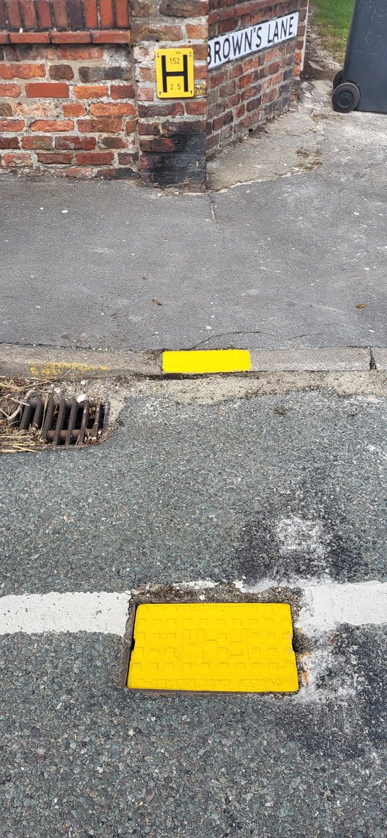 Big shout out to LFR Ops Support for their work in checking and repainting fire hydrants around North Somercotes. It helps us find them in a hurry, and protect our community when we get a shout.
<a href="/LincsFireRescue/">Lincolnshire Fire and Rescue</a> <a href="/CFO_LincsFire/">mark baxter</a> 
#oncallfirefighters