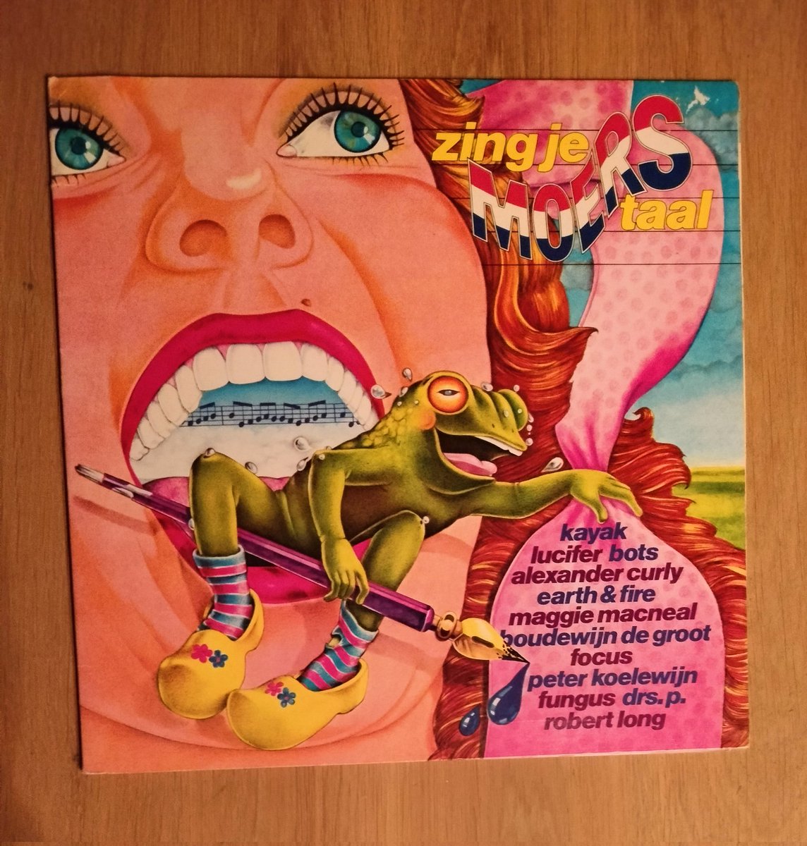 #Moerstaal is volgend jaar het thema van de <a href="/Boekenweek/">Boekenweek</a> 
In 1976 werd naast het boekje ook  een #LP #vinyl uitgebracht #ZingjeMoerstaal met een aantal  grote namen. Zou mooi zijn als zoiets weer uit zou komen <a href="/cpnb/">Stichting CPNB</a> Genoeg namen die nu creatief met taal bezig zijn.