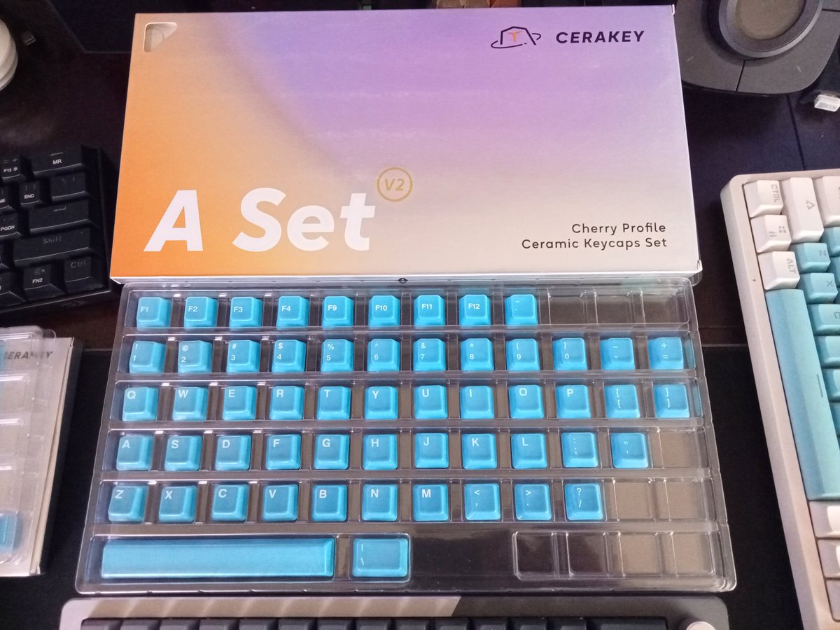 tuyoutube2's tweet photo. 🤔Intentando decidir en qué #teclado ⌨️ monto las #keycaps cerámicas de #cerakey 😵🤯
#gaming #gamingpc #gamingpc #gamingcommunity #gamergirls #gamerkeyboard #cerakeycaps #ceramics #customkeyboard #tecladomecanico #tecladogamer #tecladogaming #tecladogamer🤖⌨️🖥️ https://t.co/YXaLkppQPd