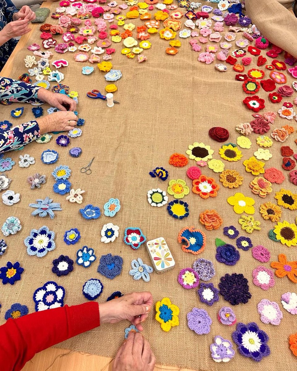 yarndale's tweet image. Last night at Yarndale Social we almost finished the last of the Yarndale Meadow panels for our Worldwide Creative Project. There&apos;s another extra session on Thursday if anyone can help the last few stitches of this most amazing project supporting @MartinHouseCH  1/2